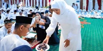Gubernur Khofifah Ajak Komunitas Tuli Khotmil Quran di Gedung Negara Grahadi Surabaya