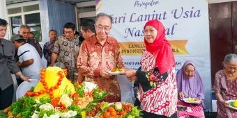 Gubernur Khofifah Sapa Lansia dan Potong Tumpeng di Panti Werda Surabaya saat Peringati HLUN 2025