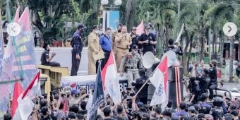 Temui Demo Ratusan Buruh, Bupati Hendy Tanda Tangani Pengajuan Kenaikan UMK Jember