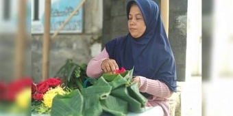 Menjelang Bulan Ramadhan, Emak-emak di Pacitan Berburu Rezeki Dengan Berjualan Bunga Tabur