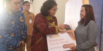 Pj Wali Kota Kediri Salurkan Bantuan Modal Usaha DBHCHT Tahun 2023 Tahap II