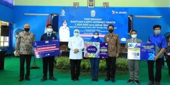 Gubernur Khofifah Bagikan 1,3 Juta Kartu Internet Gratis untuk Pelajar SMA, SMK, dan SLB