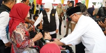Wawali Kediri Dampingi Gubernur Jatim Salurkan Sapa Bansos, Perkuat Sinergi Pengentasan Kemiskinan 
