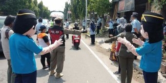 ​Peduli Covid-19, Kantor Imigrasi Kelas III Ponorogo Bagikan Masker Hingga Sembako