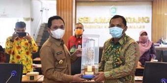 Kebijakan Larangan Kantong Plastik Sukses, Lumajang Diganjar Green Leadership Nirwasita Tantra