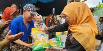 Gandeng Disperindag Jatim, Ketum Muslimat NU Khofifah Gelar Pasar Murah untuk Warga Wonocolo