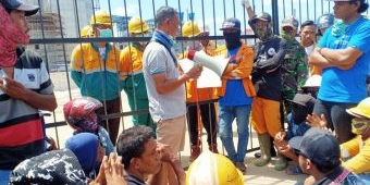 Di-PHK Sepihak, Pekerja Bangunan Demo Pabrik Semen di Jember