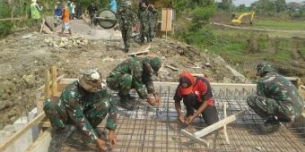 Pasukan TMMD Normalisasi Waduk Ngampel