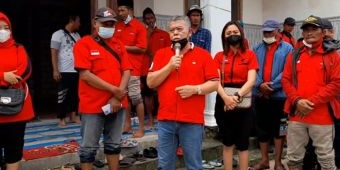 Kusnadi Gotong Royong Bersama Kader PDI Perjuangan Uruk Jalan Rusak di Lamongan