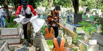 Kunjungi TKP di Mbah Ratu, Wali Kota Risma Langsung Pimpin Kerja Bakti