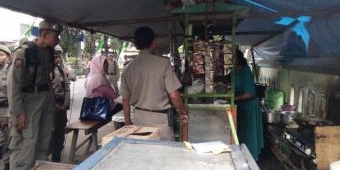 Ganggu Pejalan Kaki, PKL di Trotoar Ditertibkan Satpol PP Lamongan