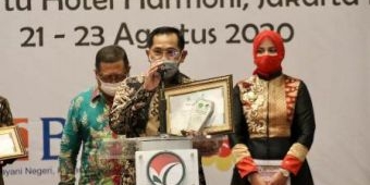 Padukan Sains-Spiritual Lawan Covid-19, Gubernur Khofifah Dapat Penghargaan dari Kemenag