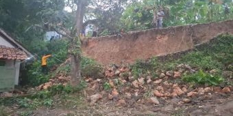 Hujan Deras di Jrengik Sampang Akibatkan Longsor Timpa Jalan Desa dan Dapur Warga