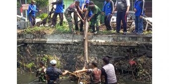 Cegah Banjir, Forkopimcam, FPRB, dan Masyarakat Gempol Bersihkan Sungai Wrati