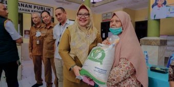 Wabup Gresik Salurkan Bantuan Pangan dari Badan Pangan Nasional di Kelurahan Kroman