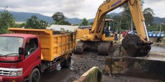 Cegah Banjir di Dusun Beru, DPUPR Batu Lakukan Pengerukan Sungai