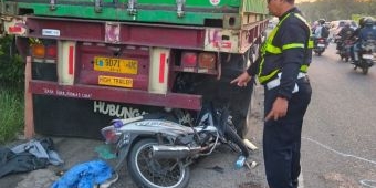 Diduga Ngantuk, 2 Remaja Tabrak Truk Kontainer di Sidoarjo Usai Pulang Mendaki
