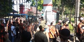 Pro-Kontra Wabup Blitar Tinggal di Pendopo, Dua Massa Saling Berhadapan