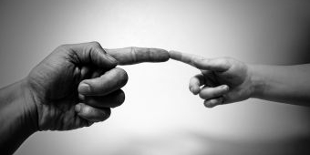 7 Tips Melatih Rasa Adil pada Anak