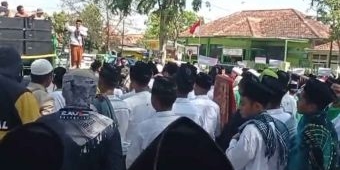 Tuntut Keadilan Bagi Palestina, Masyarakat Pamekasan Gelar Salat Gaib Bersama di Depan Kantor DPRD