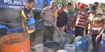 Bantu Kekeringan di Wilayah Selatan, Polres Blitar Salurkan 13 Ribu Liter Air Bersih