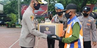 Sempat Viral di Medsos Saat Halau Pemotor, Penjaga Perlintasan KA di Malang Terima Penghargaan