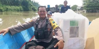 Gunakan Perahu, Polisi di Sidoarjo Kawal Distribusi Logistik Pemilu 2024 ke Wilayah Terpencil