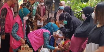 Ketua TP PKK Kota Surabaya Salurkan Bantuan ke Ibu Hamil 