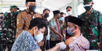 Peresmian Santana, Dua Pengasuh Ponpes di Pamekasan Divaksin Langsung di Muka Umum