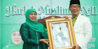 Gubernur Khofifah Serahkan Penghargaan Jer Basuki Mawa Beya pada Gubernur Jawa Barat