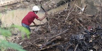 Antisipasi Kerusakan Kaki Jembatan, BPBD Kota Kediri Bersihkan Tumpukan Sampah yang Terbawa Arus