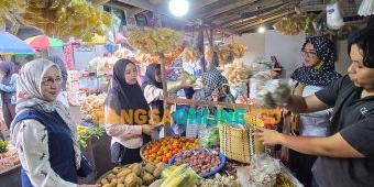 Dini Rahmania Ajak 130 Kader NasDem Borong Dagangan di Pasar Paiton