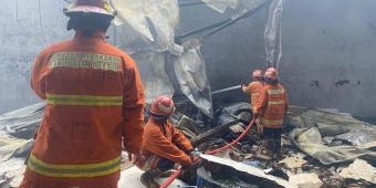 Gudang Bahan Baku di Blok B9 PT Kusuma Chemindo Sentosa Terbakar
