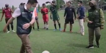 ​Peduli Pembinaan Olahraga, Wali Kota Mojokerto Kunjungi Tempat Latihan Sepak Bola