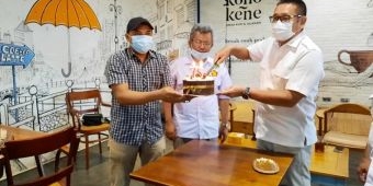 Rayakan HPN ke-75, Wihadi Potong Kue Bersama Awak Media