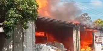 Diduga Packing Tiner Sambil Merokok, Toko Bangunan di Kepung Kediri Terbakar