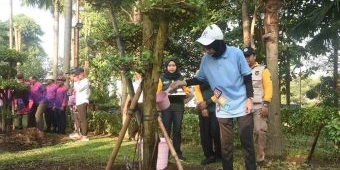 Tutup Muskomwil IV Apeksi ke-13, Wali Kota Kediri Lakukan Aksi Tebar Benih Ikan dan Tanam Pohon