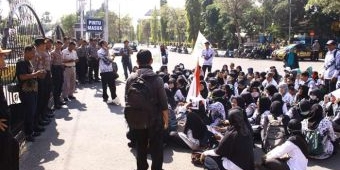 Ratusan Honorer K2 di Ngawi Geruduk Pendopo Pemkab Tuntut Rekrutmen CPNS Dibatalkan