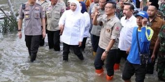 Atasi Banjir Luapan Kali Lamong, Khofifah Sebut Pembuatan Tanggul Solusi Jangka Panjang