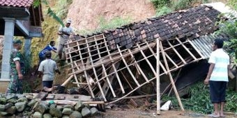 Tebing di Ngrayun Ponorogo Longsor usai Diguyur Hujan 5 Jam, Timpa Rumah Warga