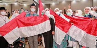 Sambut Kedatangan Jemaah Haji Kloter Terakhir, Gubernur Khofifah Bagikan Bendera Merah Putih