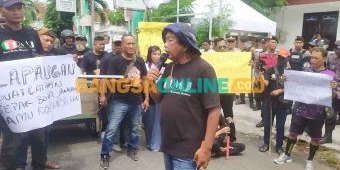 Keluhkan Dugaan Pungli, Puluhan Warga Jombang Geruduk Cabdindik Jatim