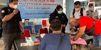 Jelang Nataru, Polresta Banyuwangi Tes Urine Sopir Angkutan Umum