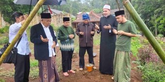 shalat-di-kereta-bergoyang-kiai-asep-letakkan-batu-pertama-pembangunan-pesantren-di-tasikmalaya