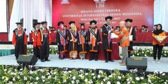 Wisuda Perdana UISI Gresik, Luluskan 104 Mahasiswa