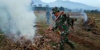 Personel Koramil Pacet dan Warga Sinegi Kerja Bakti Bareng