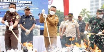 Pemkab Gresik Musnahkan 9,8 Juta Batang Rokok dan Ratusan Liter MMEA Ilegal