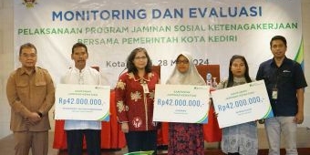 Monev Program Jaminan Sosial Ketenagakerjaan, Pj Wali Kota Kediri Serahkan Santunan ke Ahli Waris