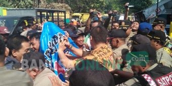 Bentrok dengan Satpol PP, Petani Tebu di Jombang Demo Tuntut Hapus PPN 10 Persen