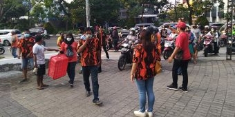 PAC Pemuda Pancasila Dukuh Pakis Bagikan Takjil di TMP Mayjen Sungkono dan Posko